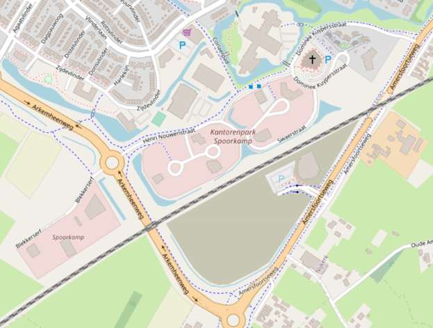 Detailierte Stadtkarte mit einem zentralen Parkplatz, Straßen, Gebäuden und Landmarken.