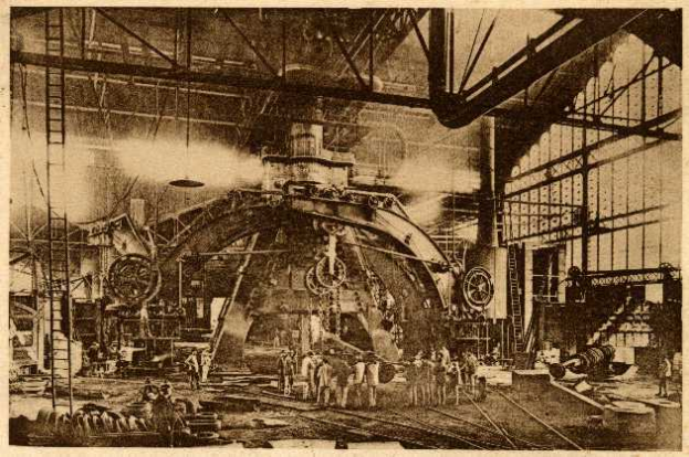 Ein Schwarz-Weiß-Foto einer Fabrikszene in der Cadillac Steel Works, das Arbeiter bei der Bedienung einer großen Maschine zeigt.