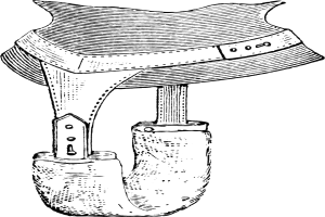 Schwarze und weiße Linienzeichnung von Lederschuhen mit spitzer Zehe, niedrigem Absatz und verstellbarem Riemen mit Schnalle auf einem weißen Hintergrund.