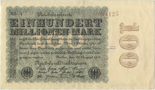 Deutscher Geldschein von 1923 mit 'Einhundert Millionen Mark' darauf gedruckt.