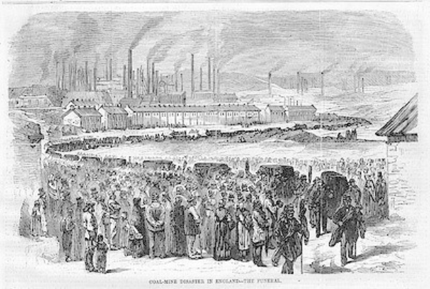 Eine Schwarz-Weiß-Zeichnung einer Gruppe von Menschen, die vor einem Fabrikgebäude mit Häusern und Rauch aus den Schornsteinen im Hintergrund stehen, mit Text unten, der lautet "Kohlebergbaukatastrophe in England das Ende".