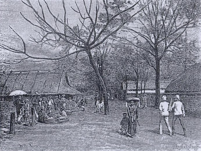 Schwarzes und weißes Zeichnung von Menschen in traditioneller Kleidung, die eine Dorfstraße mit Bäumen und Hütten im Hintergrund entlanggehen, betitelt mit "Das Dorf in den frühen 1900er Jahren."