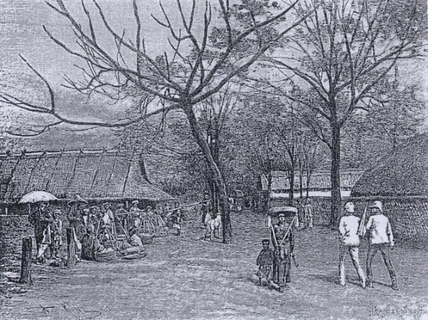 Schwarzes und weißes Zeichnung von Menschen in traditioneller Kleidung, die eine Dorfstraße mit Bäumen und Hütten im Hintergrund entlanggehen, betitelt mit "Das Dorf in den frühen 1900er Jahren."