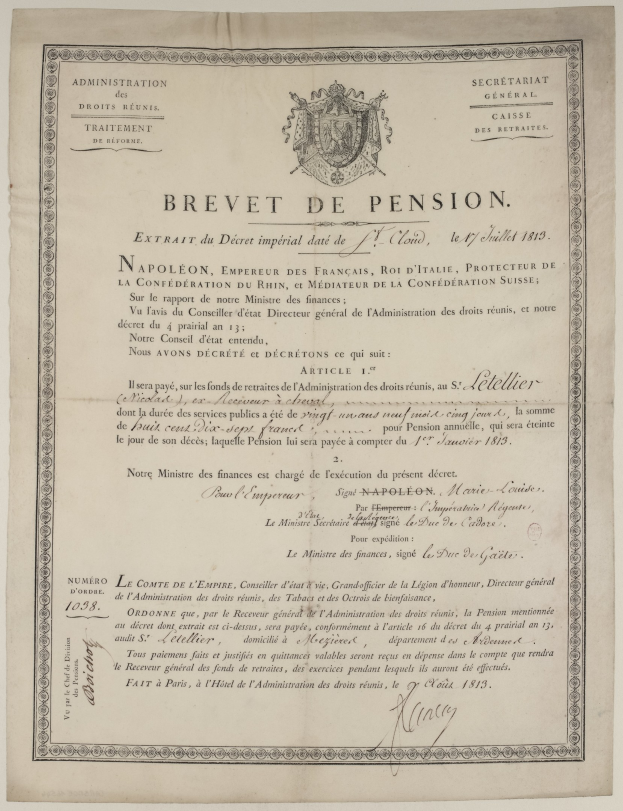 Altes Schwarz-Weiß-Pensionszertifikat mit einem Porträt eines Mannes, französischem Text "brevet de pension" und einem Logo.