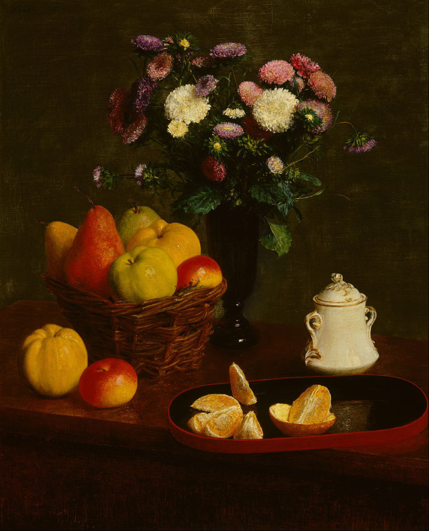 Ein Gemälde, das einen Korb mit Früchten, einen Krug, eine Vase mit Blumenbouquet und einen Teller mit Orangenscheiben zeigt.