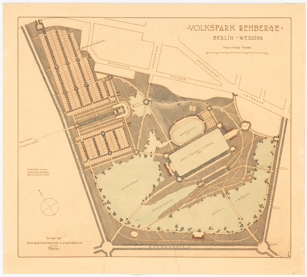 Ein detaillierter alter Stadtplan von Berlin, Deutschland, mit dem Volkspark Rehberg in der Mitte, der Gebäude, Straßen und Parkmerkmale mit textuellen Informationen über die Größe, den Standort und die Annehmlichkeiten des Parks zeigt.