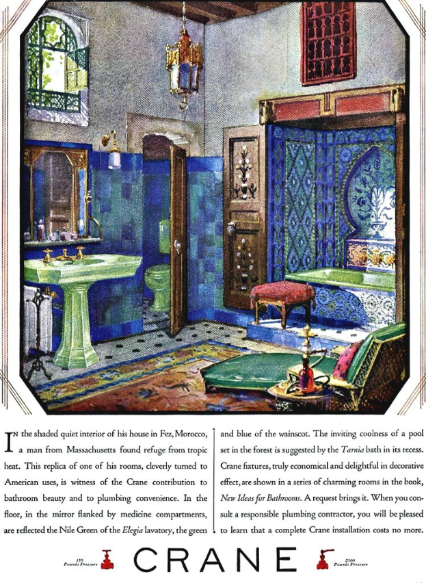 Eine Badszene mit Waschbecken, Wasserhahn, Spiegel, Lampe, Fenster, Tür, WC, Hocker, Stuhl, Badewanne und einem Teppich, dargestellt auf einer Buchseite mit gedrucktem Text.