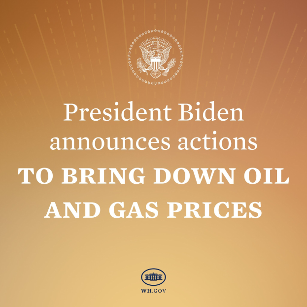 Präsident Biden vor einem Rednerpult mit einem Plakat, das ein Logo und Text über Maßnahmen zur Reduzierung von Öl- und Gaspreisen zeigt.