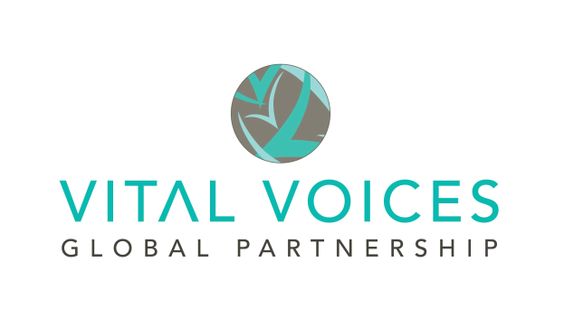Logo für Vital Voices Global Partnership mit einer weißen Taube mit ausgebreiteten Flügeln in einem blauen und weißen Gradientenkreis, alles von einem dünnen schwarzen Rand umgeben auf einem weißen Hintergrund.