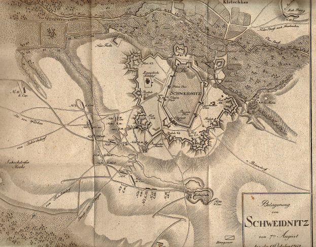 Ein detaillierter alter Stadtplan von Schweidnitz, Deutschland, der Straßen, Gebäude, Sehenswürdigkeiten und Text über die Bevölkerung, Geschichte und Kultur der Stadt zeigt.