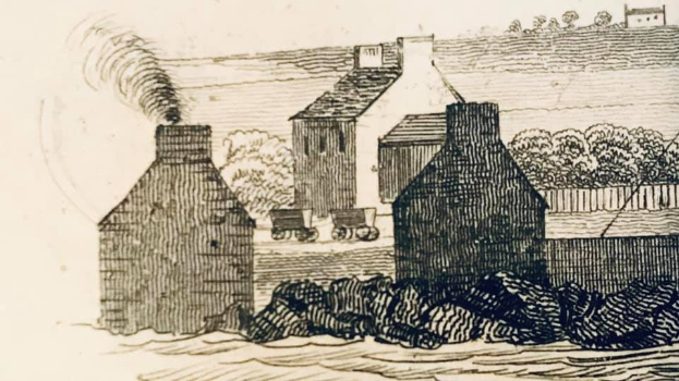 Eine Schwarz-Weiß-Zeichnung eines rauchenden Gebäudes, umgeben von Häusern, Bäumen, einem Zaun und einem Fahrzeug, mit dem Text "1851 – das erste kohlebetriebene Kraftwerk" unten.