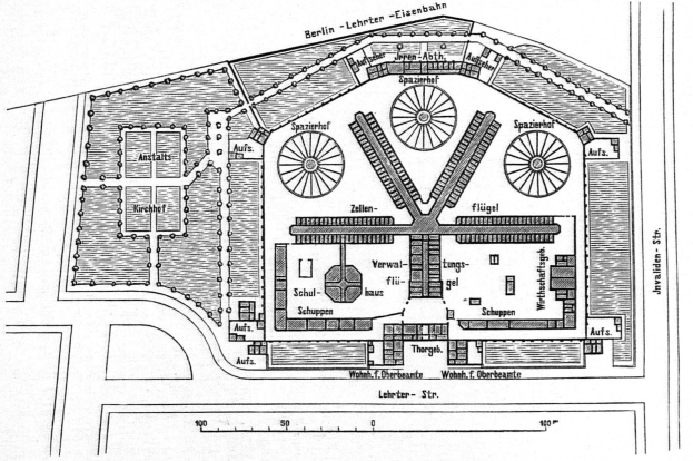 Ein detailliertes architektonisches Zeichnung eines Bauplans mit zahlreichen Fenstern, beschriftet mit Text und Zahlen, geglaubt zu sein der Lageplan von Lehrten-eisenbahn.