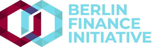 Logo der Berlin Finance Initiative mit einem blauen Kreis mit weißer Umrandung und einem weißen "B" in der Mitte, umgeben von einem weißen Ring mit blau-weißem Karomuster, alles auf einem weißen Hintergrund mit der Schrift "Berlin Finance Initiative" in fetter schwarzer Schrift.