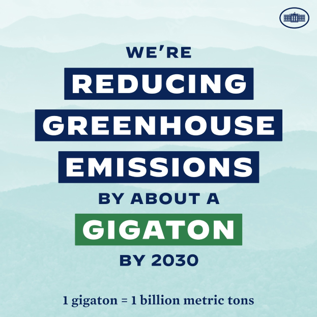 Plakat mit Text und Logo, das "Wir reduzieren die Treibhausgasemissionen um etwa eine Gigatonne bis 2030", für die Reduzierung der Treibhausgasemissionen bis 2030 wirbt.