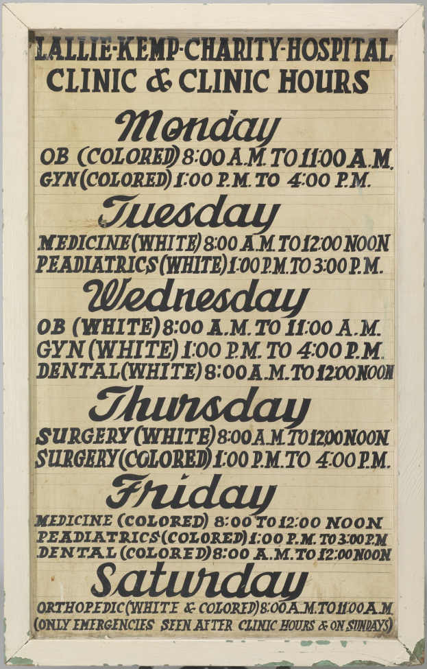 Plakat mit dem Text "Lallie Kemp Charity Hospital Clinic & Clinic Hours", das Klinikdienste und -zeiten bewirbt.
