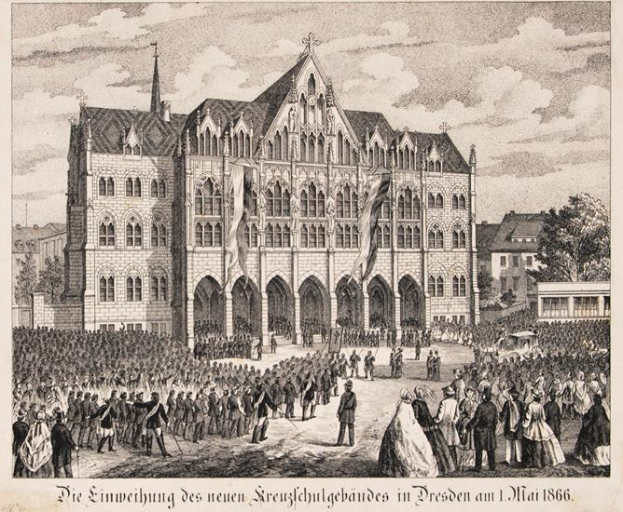 Eine große Menschenmenge steht vor einem Gebäude mit Fenstern, Bäumen und einem bewölkten Himmel im Hintergrund, mit Text unten, der '1866 - die einweihung des neuen Kreuzschulgebändes in Dresden' lautet.