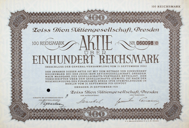 Altes deutsches Aktienzertifikat mit der Aufschrift "Aktie über Einhundert Reichmark" für 100 Reichmarks mit schwarzem Rand und gedrucktem Text.