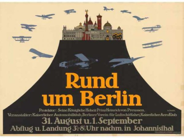 Ein Plakat, das eine Berliner Luftschau ankündigt, mit der Aufschrift 'Rund um Berlin', im Hintergrund ein Gebäude und mehrere Flugzeuge am Himmel.