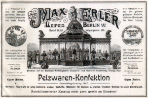 Eine alte Werbung für Max Erler Leipzig in Berlin, Deutschland, zeigt eine Gruppe von Menschen vor einem Gebäude mit Werbetext.