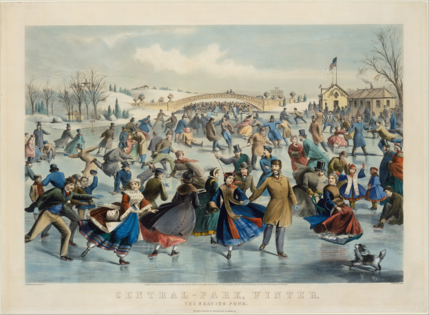 Eine Gruppe von Menschen, die auf einer Eisbahn in Central Park im Winter Schlittschuh laufen, umgeben von Bäumen und Häusern, mit einer Brücke im Hintergrund, bewölktem Himmel und einer flatternden Flagge. Unten auf dem Bild ist Text zu sehen.