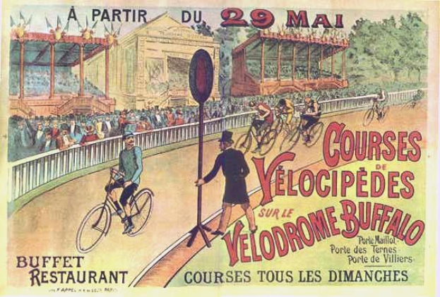 Plakatwerbung für ein Velodrom-Event in Buffalo, New York, das Radfahrer auf einer umzäunten Straße mit einem Gebäude und Bäumen im Hintergrund zeigt.
