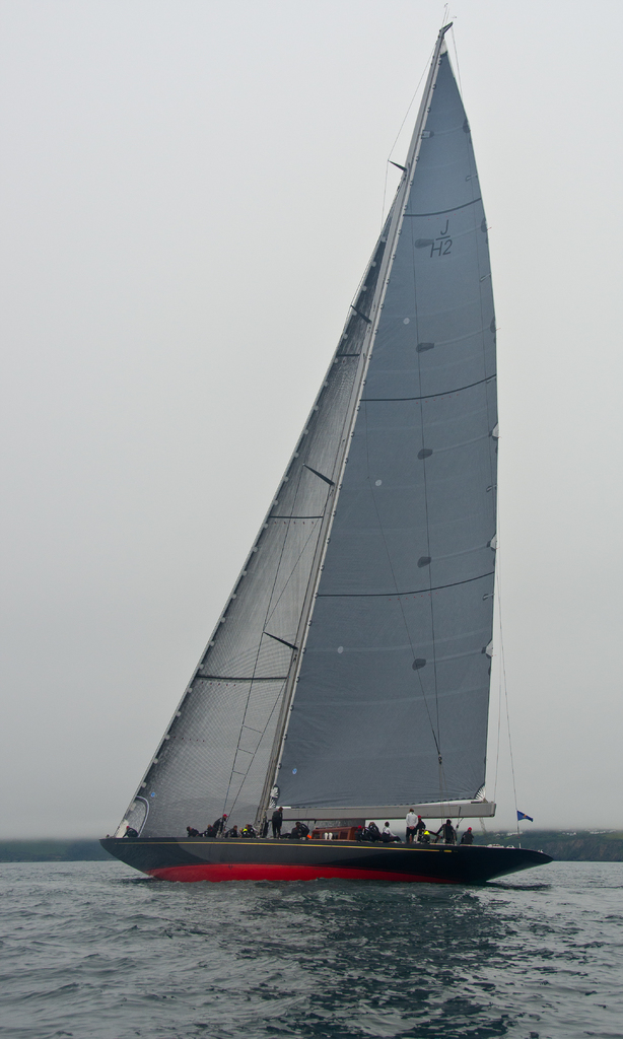 Ein Schiff mit Menschen darauf wird auf dem Wasser mit dem Himmel im Hintergrund gesehen.