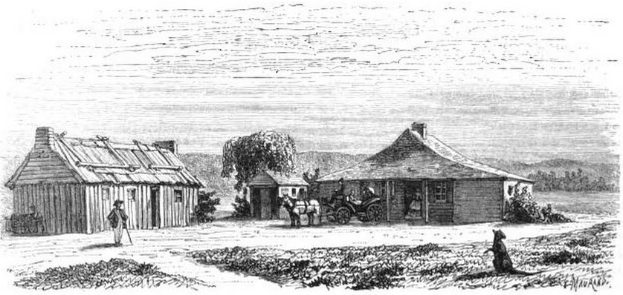 Eine Schwarz-Weiß-Zeichnung einer Farm-Szene aus den 1890er Jahren, die einen von Pferden gezogenen Wagen im Vordergrund, Häuser, Bäume und Menschen zeigt, mit dem Text "1890er Farmgebäude" unten.