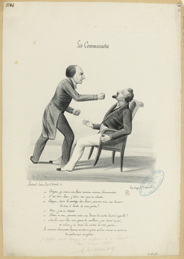 Zwei Männer, einer sitzend und einer stehend, scheinen in einem heftigen Streit auf einem papierbedeckten Boden zu sein, auf dem sichtbarer Text zu sehen ist, was auf eine formelle Umgebung hindeutet.