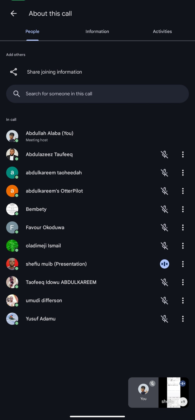Ein Screenshot eines WhatsApp-Gruppenchats auf einem Android-Telefon, das das Logo der App, Gruppenmitglieder und Schnittstellen-Elemente anzeigt.