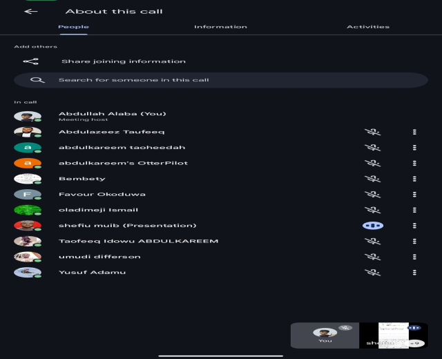 Ein Screenshot eines WhatsApp-Gruppenchats auf einem Android-Telefon, das das Logo der App, Gruppenmitglieder und Schnittstellen-Elemente anzeigt.