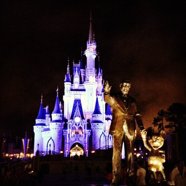 Statuen auf der rechten Seite, Cinderella-Schloss im Hintergrund, mit √úberall verstreuten B√§umen.
