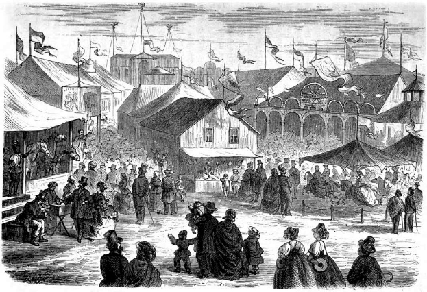 Eine Schwarz-Weiß-Zeichnung eines geschäftigen viktorianischen Faschings in London, England, mit Zelten, Gebäuden, Flaggen, Polen und Text unten, der 'Victorian Carnival in London, England' lautet.