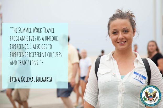 Eine Frau mit einem Rucksack lächelt umgeben von einer Gruppe von Menschen, die gehen, mit Text auf der linken Seite, der über ein Sommerarbeit-Reiseprogramm berichtet.