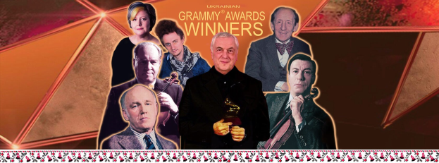Gruppe von Menschen, die auf der Bühne feiern, einer hält einen Award, mit Text 'Grammy Awards Winners' und einem Design unten.