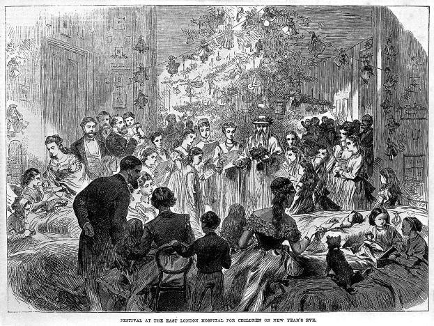 Schwarz-weiß-Zeichnung einer Menschenmenge in einem Raum, einige stehen, andere sitzen auf Stühlen, mit Text unten: "Festival im Ostlondoner Krankenhaus an Silvester".