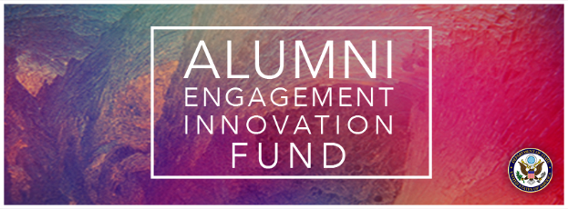 Ein Plakat mit "Alumni Engagement Innovation Fund" in fetter schwarzer Schrift auf einem weißen Hintergrund, das das Logo des Fonds unten rechts zeigt.