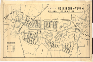 Ein detaillierter alter Stadtplan von Neukirchen-Vluyn, Deutschland, der Straßen, Gebäude und Sehenswürdigkeiten mit Textbeschriftungen zeigt.