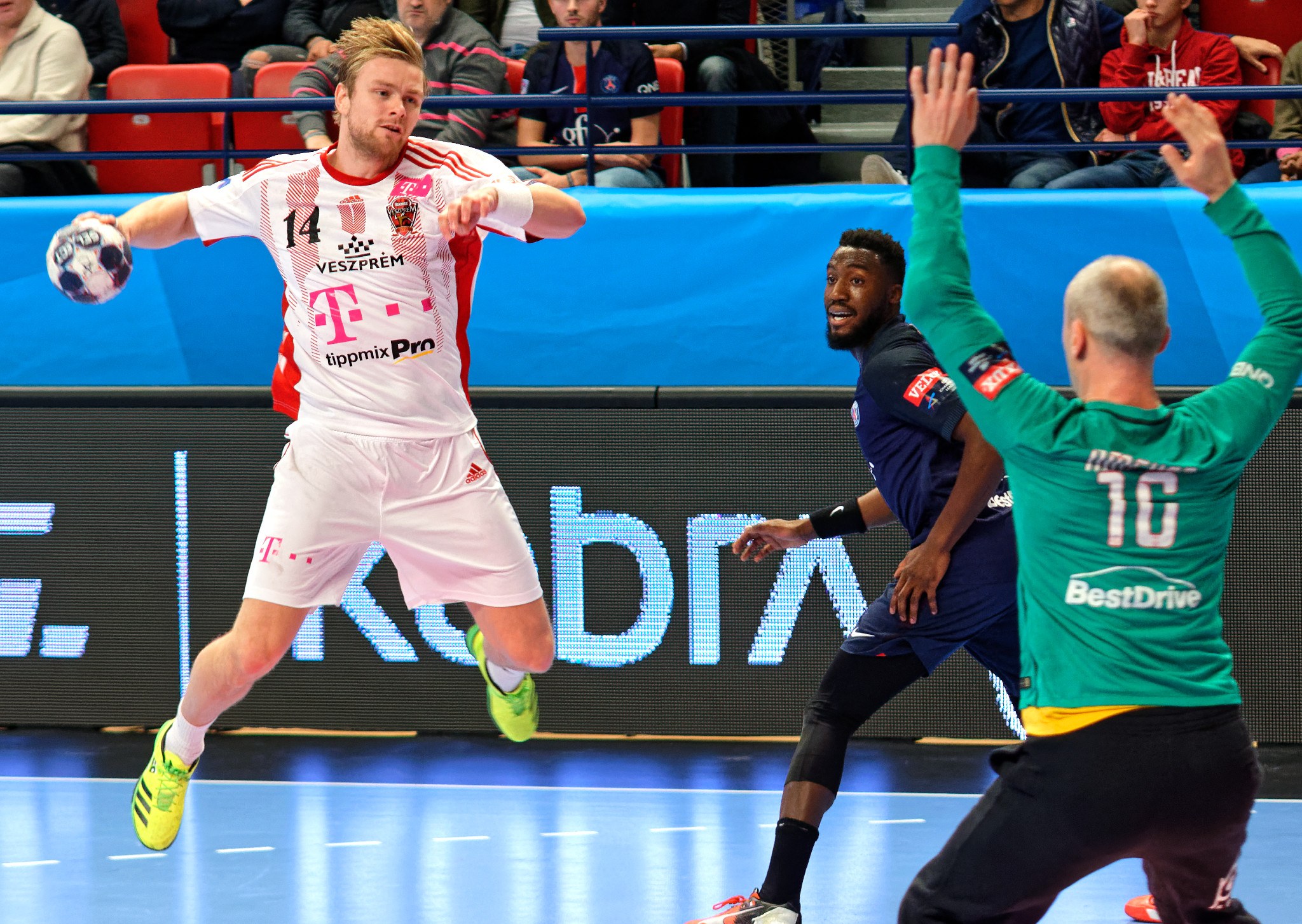 Eine Gruppe von Männern spielt Hallenfußball auf einem Feld während des Futsal-Weltmeisterschaftsspiels 2019 zwischen Bayern München und Paris Saint-Germain, mit Zuschauern im Hintergrund.