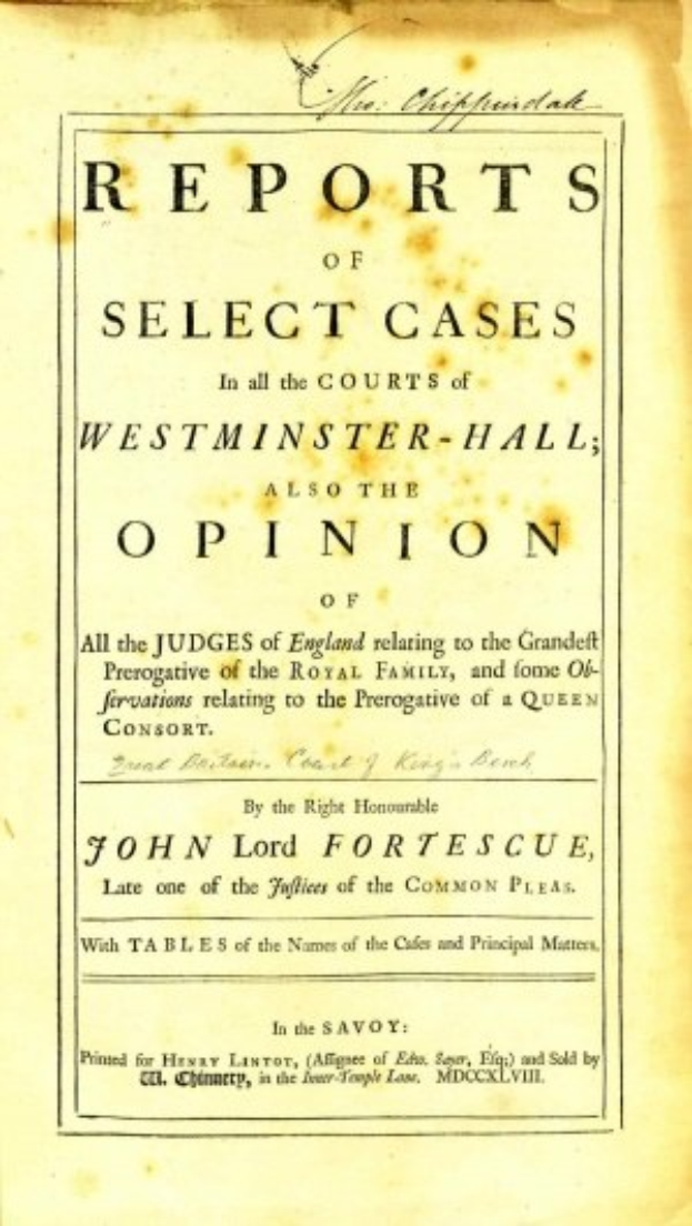 Ein altes Buch mit dem Titel "Berichte über ausgew├Ąhlte F├Ąlle vor den Gerichten von Westminster-Hall sowie die Meinung von John Lord Fortescue" ist aufgeschlagen und zeigt eine Seite mit schwarzer Tinte.