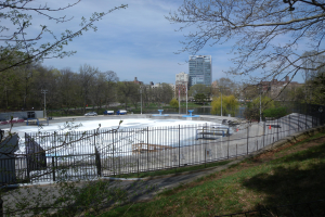 Insolvenz im Itter-Tal bedroht öffentliches Schwimmbad und Eislaufbahn
