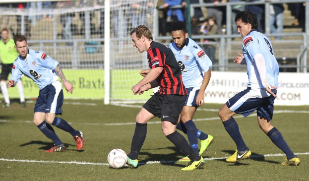 Leute beim Fußballspielen.