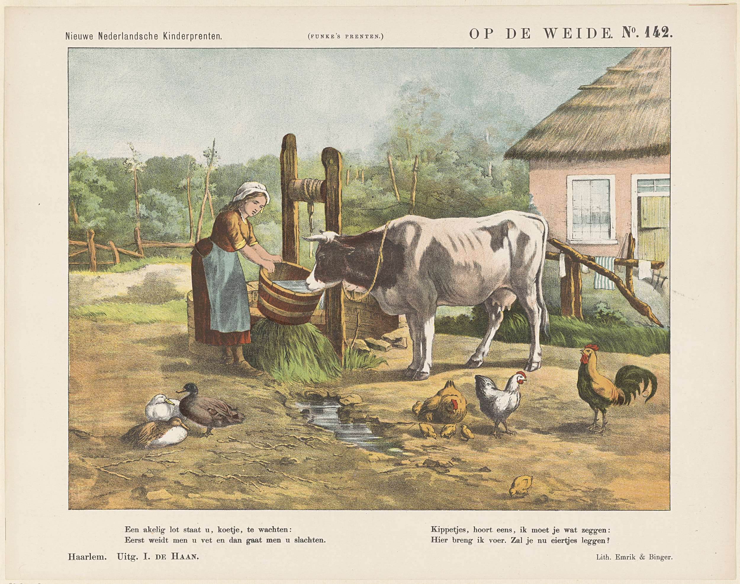 Frau melkt eine Kuh auf einer Wiese mit Hennen, Enten, Gras, einem Holzzaun, einem Haus mit Dach und Fenstern, einer Baumgruppe und einem bewölkten Himmel.