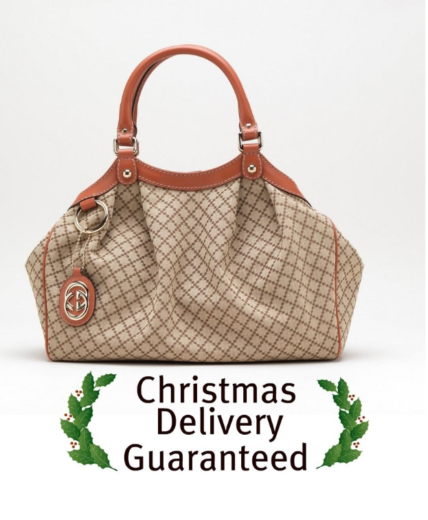 Eine braune und weiße Tasche wird auf einen weißen Boden gelegt, vor der Tasche steht der Text 'Weihnachtsversand garantiert'.