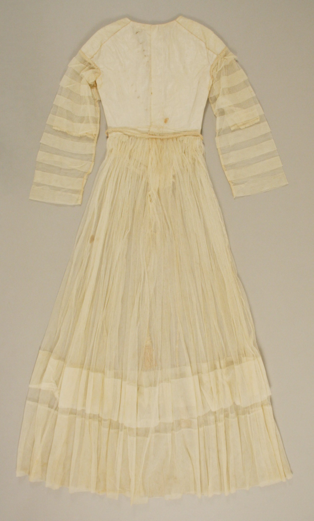 Ein weißes, langärmeliges Kleid mit einer gerafften, bodenlangen Schleppe auf einem weißen Hintergrund, das eine hohe Taille, voluminösen Stoff und einen dezenten Schimmer aufweist.