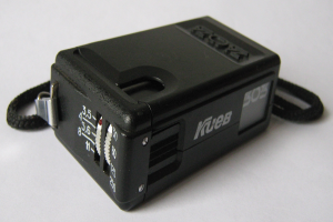 Nahaufnahme einer schwarzen Elektroschockpistole mit Schlüsselanhänger auf einer weißen Oberfläche.