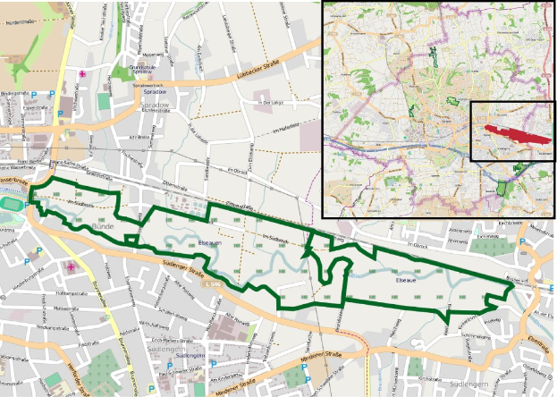 Karte einer Stadt mit einer grünen Linie, die die Route einer Fahrradtour zeigt, unterteilt in zwei Abschnitte: Der obere Teil zeigt Straßen und Sehenswürdigkeiten, der untere Teil bietet Fahrraddetails einschließlich Start/Zielpunkten, Dauer und Sehenswürdigkeiten.
