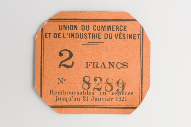 Orange Ticket mit "Union du Commerce et de l'Industrie du Vésinet" darauf, vor weißem Hintergrund.