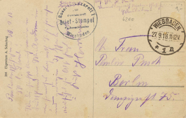 Eine alte Postkarte mit einem violetten 'Wiesbaden, Deutschland - 1. Weltkrieg' Stempel und handgeschriebener Text.