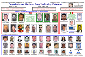 Ein Plakat mit einem hellblauen Hintergrund, das Fotos verschiedener Personen zeigt, die alle direkt in die Kamera schauen und einen ernsten Gesichtsausdruck haben, sowie den Text "Verbrecher der mexikanischen Drogenhandelgewalt" in fetter, schwarzer Schrift in der Mitte.