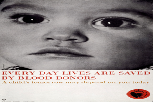 Ein Plakat mit dem Bild eines traurigen Kindergesichts und der Schrift "Jeden Tag rettet Blutspenden Leben" in fetter, schwarzer Schrift.